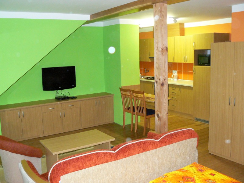 Apartmán — obývačka a kuchyňa